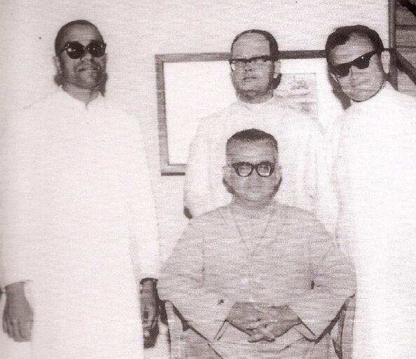 Foto: (da esquerda para a direita) Pe. João Szurek, Pe. Henrique Tomaszewski, Pe. José Sielski e, no centro, o bispo de Propriá, D. José Brandão de Castro. (Arquivo Provincial)